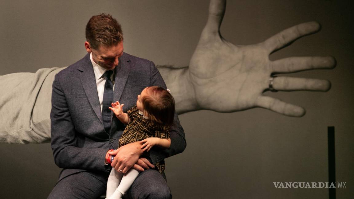 $!Pau Gasol, acompañado de su hija, durante un acto celebrado en el Gran Teatro del Liceo de Barcelona en el que anunció su retirada del baloncesto profesional. EFE/Enric Fontcuberta