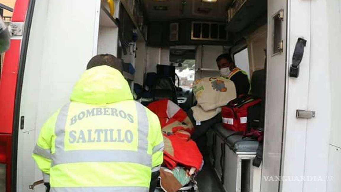 $!Bomberos 'reciben' a bebé en Saltillo