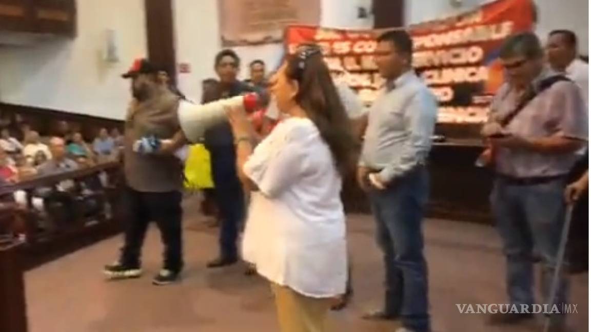 Aplaza Congreso de Coahuila dictamen de Servicio Médico docente; maestros 'revientan' la sesión