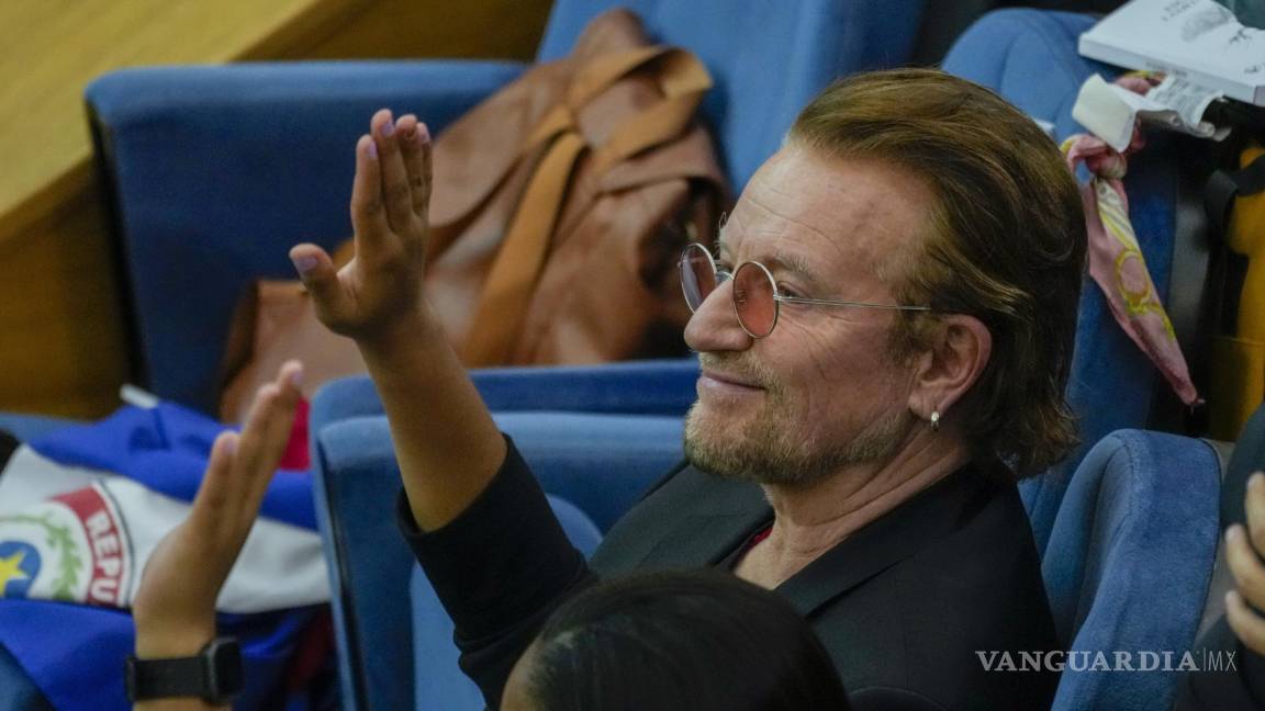 Bono, líder de U2, aplaude el programa educativo lanzado por el papa Francisco