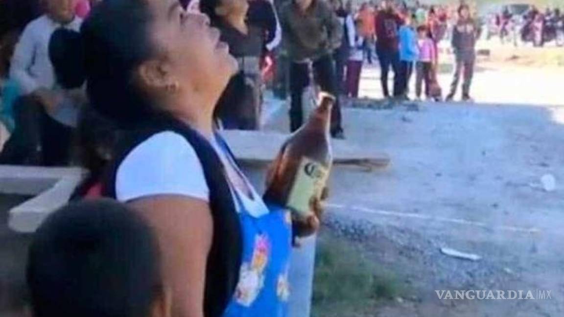 $!Mujer intenta salvar a 'suicida' con una caguama en Torreón