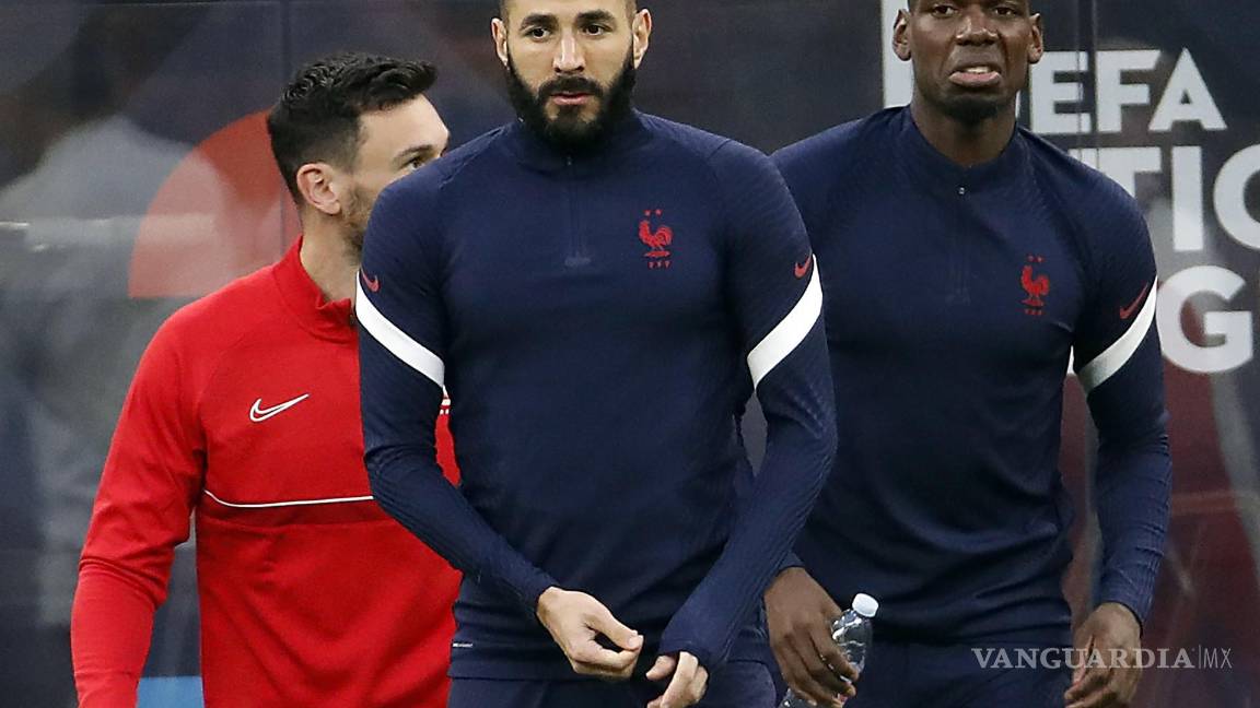 $!El francés Karim Benzema (izq.) y su compañero Paul Pogba asisten a una sesión de entrenamiento en el estadio Giuseppe Meazza de Milán, Italia. EFE/EPA/Matteo Brazi