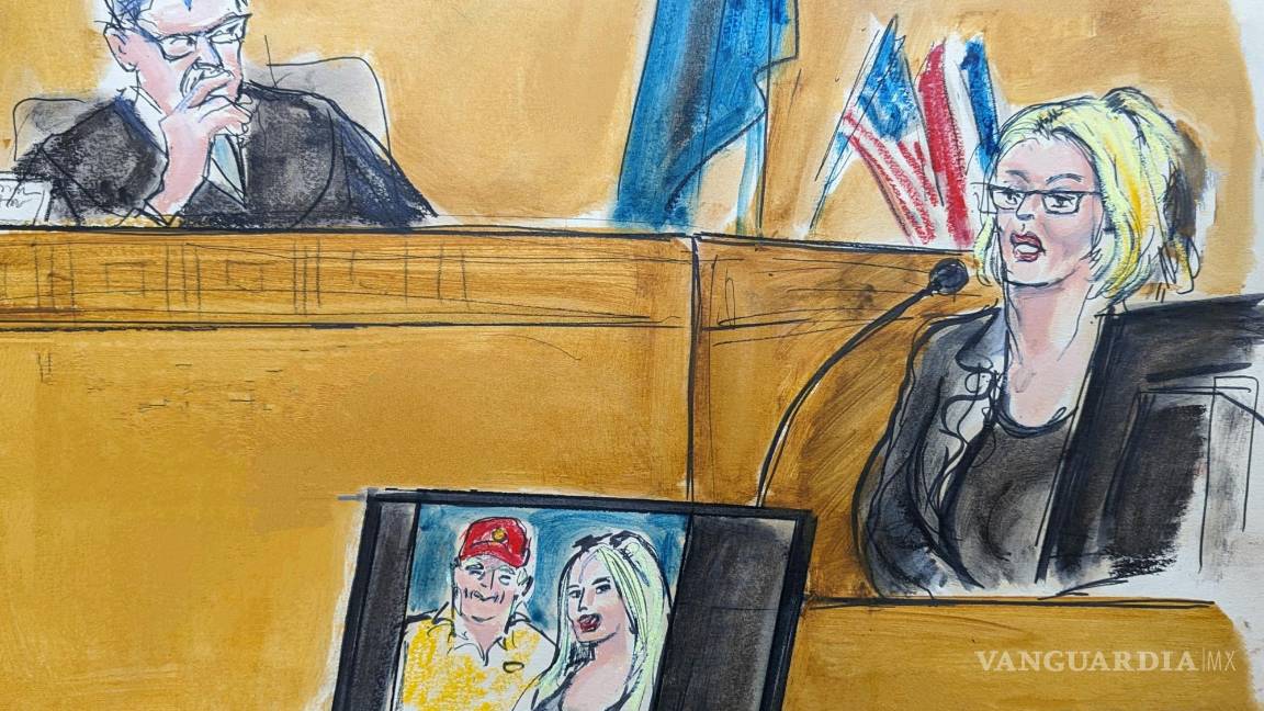 $!En este boceto de la sala del tribunal, Stormy Daniels testifica en el estrado de los testigos en el tribunal penal de Manhattan en Nueva York.