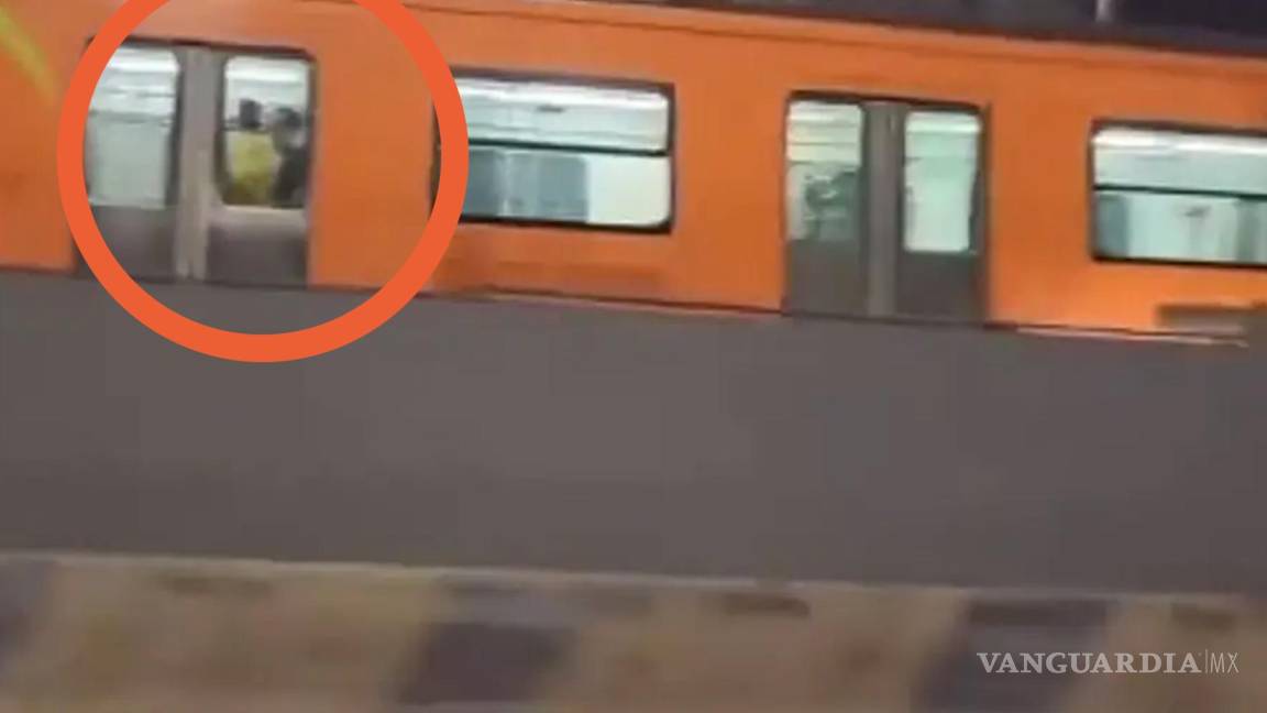 ¡Los cachan en el Metro!... captan a pareja ‘echando pasión’ en el último vagón en CDMX (video)