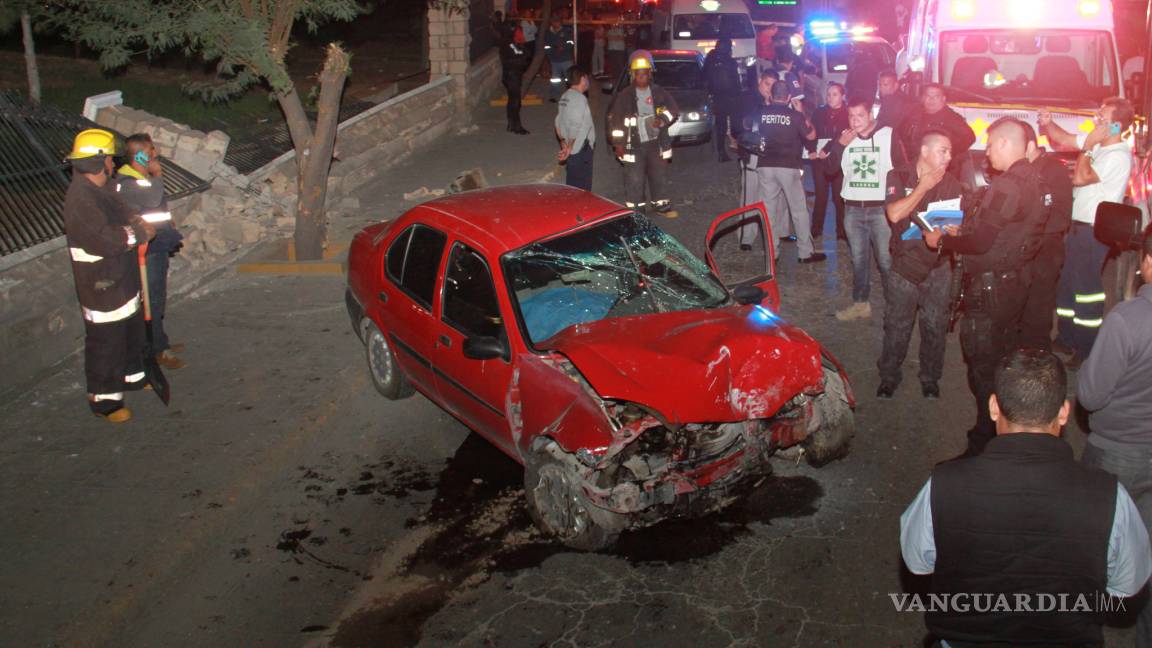 Por esquivar taxi choca contra pilar y muere en Torreón