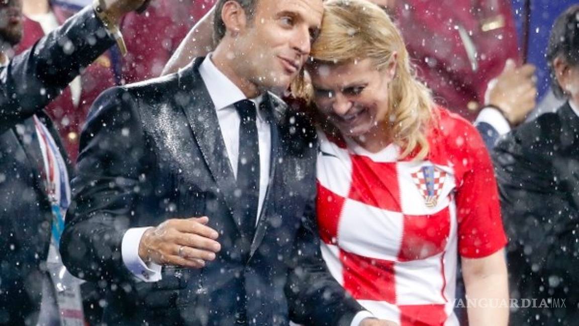 Empapada pero sonriente, la presidenta croata gana admiradores en la final de la Copa del Mundo
