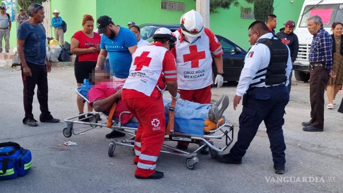 $!Carlos fue atendido por paramédicos luego de ser impactado por un automóvil en la colonia Postal Cerritos.