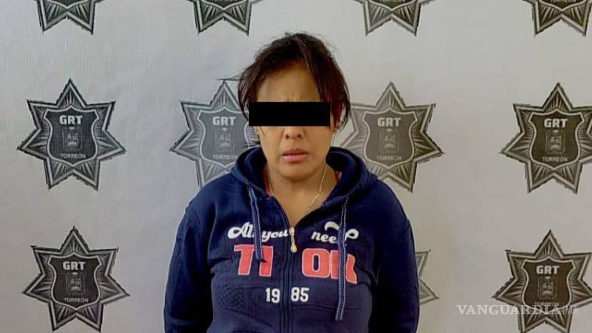 Torreón: Aseguran a mujer intoxicándose y con 40 bolsitas de droga, es la segunda vez