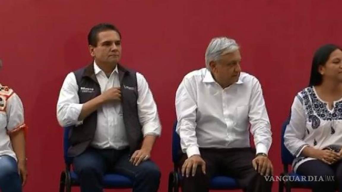 Abuchean a gobernador de Michoacán en evento de AMLO