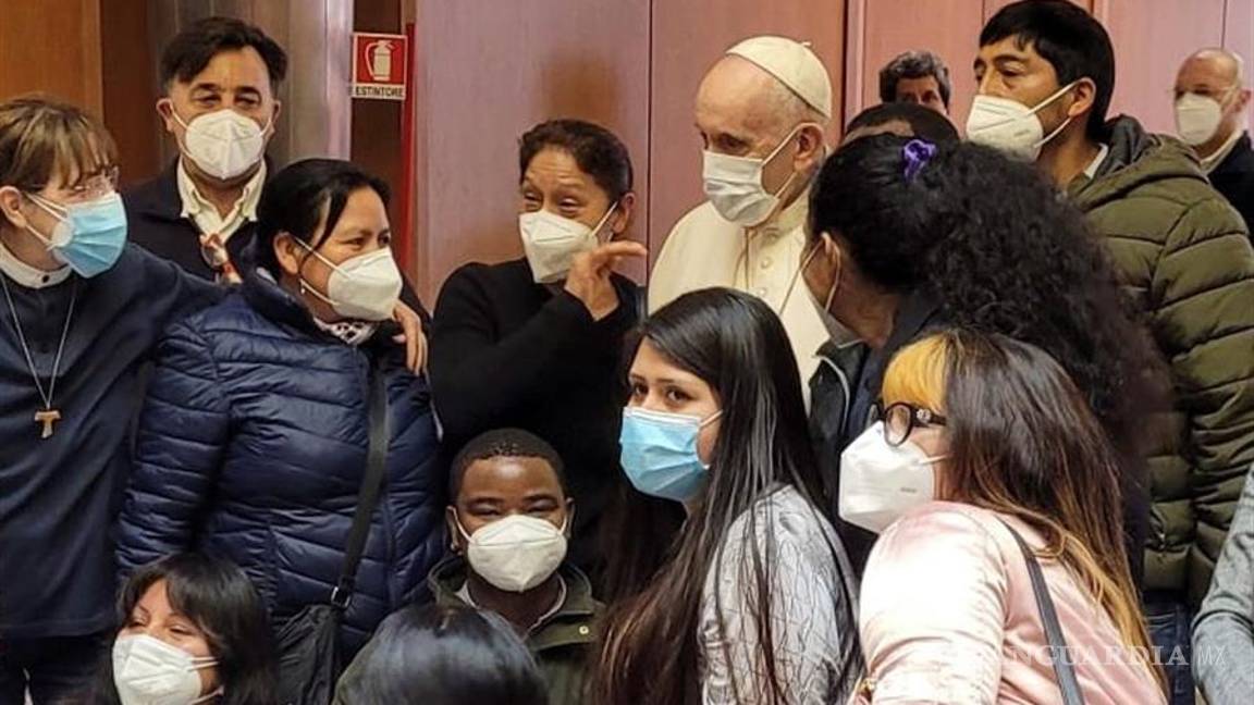 $!Visita el papa Francisco a las personas sin hogar que están siendo vacunadas en el Vaticano