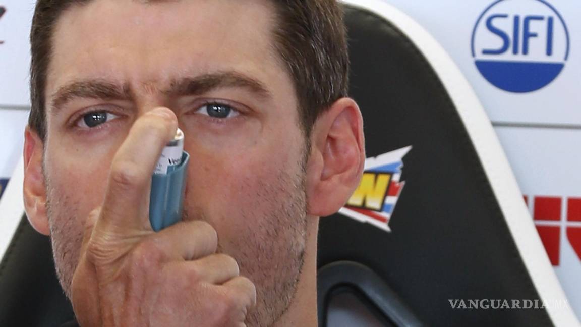 $!El piloto inglés de Moto GP Cal Crutchlow, utiliza un inhalador después de unas pruebas de entrenamiento.