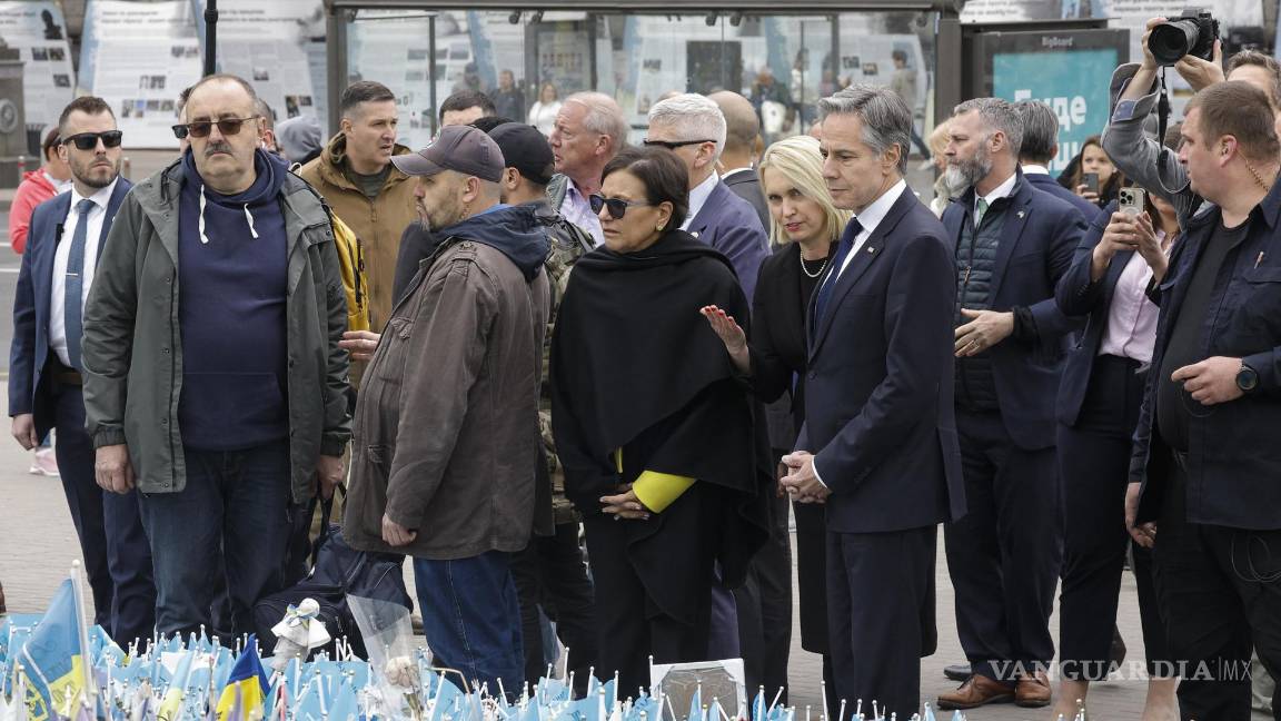 $!El Secretario de Estado de Estados Unidos, Antony Blinken (C-R), visita una instalación para conmemoran a los soldados ucranianos caídos en Kiev, Ucrania.