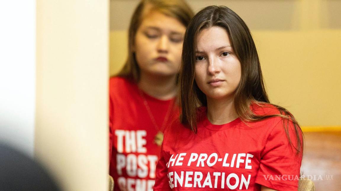 $!Una mujer sentada con una camiseta que dice “La generación provida vota”, durante una audiencia sobre la prohibición del aborto de 15 semanas en Florida.