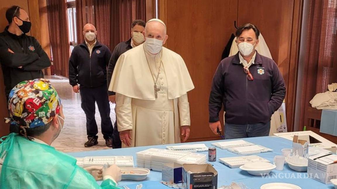 Visita el papa Francisco a las personas sin hogar que están siendo vacunadas en el Vaticano