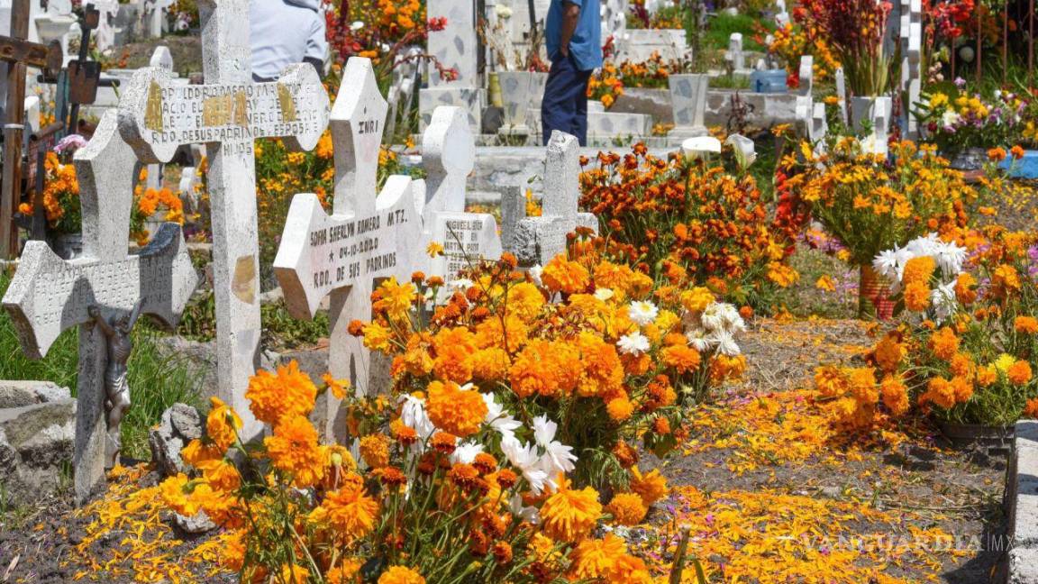 $!Es común que el Día de Muertos en los panteones se prendan veladoras, pongan música e incluso realicen comidas para festejar con ellos.