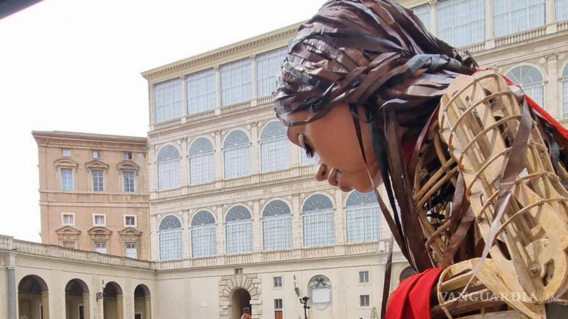 Amal, una marioneta gigante y símbolo de esperanza para los migrantes, llega al Vaticano