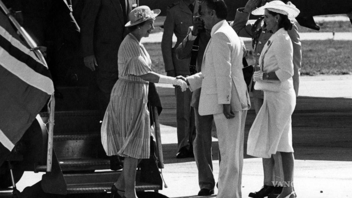 $!El expresidente de México Miguel de la Madrid recibe a la reina Isabel II y al príncipe Felipe en 1983.