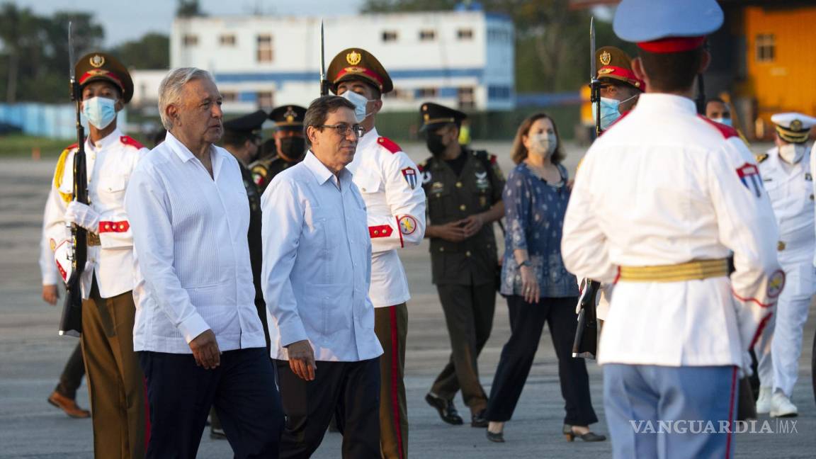 $!El ministro cubano de Exteriores, Bruno Rodríguez, en el Internacional José Martí recibiendo a López Obrador.