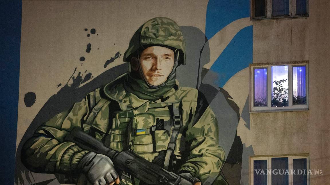 $!Un mural muestra a Andriy Ogorodnik, un soldado de 23 años del Batallón de Azov, en un edificio de apartamentos en Kiev, Ucrania, el 2 de febrero de 2024.