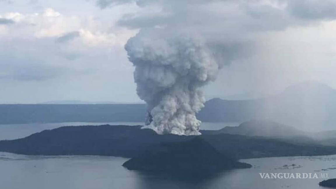 Evacuan a miles de filipinos por alerta de volcán; dispara columna de ceniza y vapor