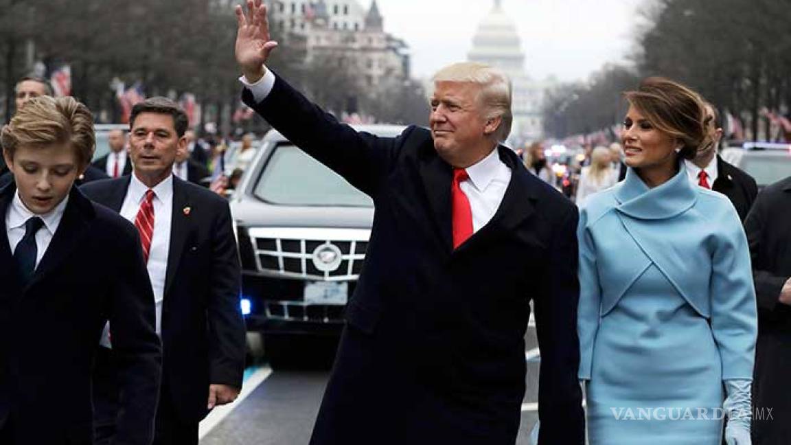 Los Trump llegan a la Casa Blanca y presiden desfile en su honor