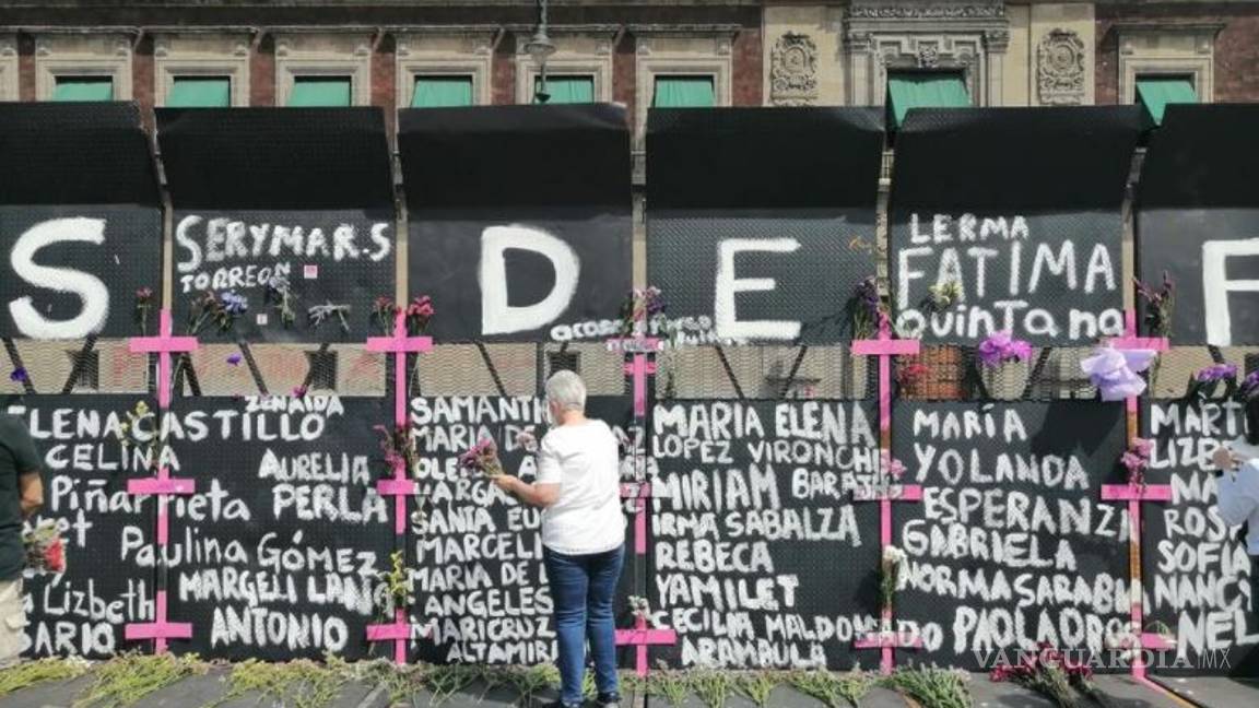 $!‘Muro de la paz’ de AMLO es transformado en memorial de víctimas de feminicidio