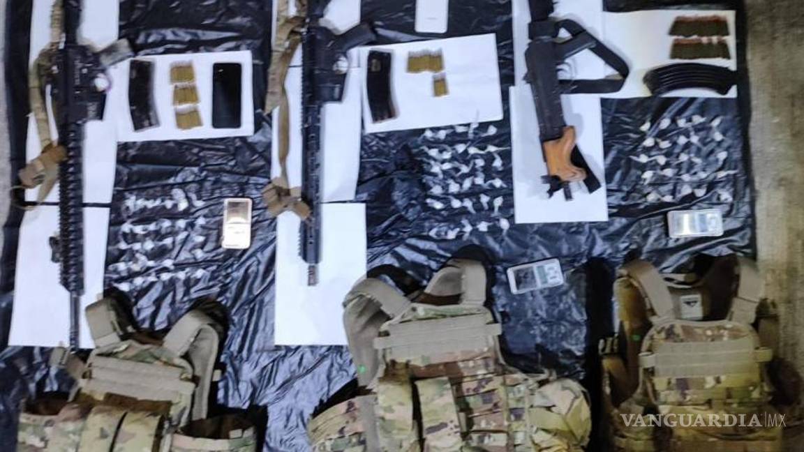 $!Los hombres fueron detenidos en posesión de armas y drogas, informó Fuerza Civil de Nuevo León