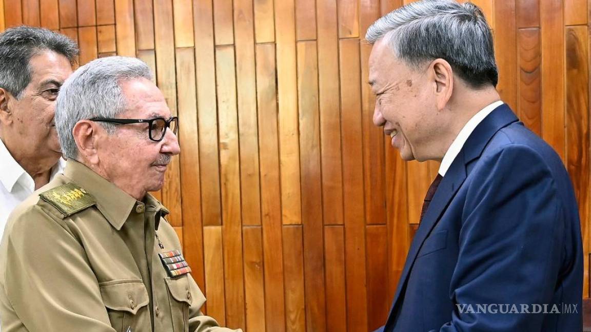 Reaparece Raúl Castro en público tras rumores sobre su salud