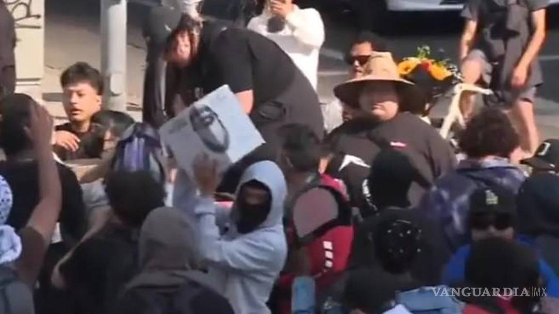 Exhiben que manifestantes anti-ICE reparten equipo táctico en Los ángeles, mientras aumenta la violencia