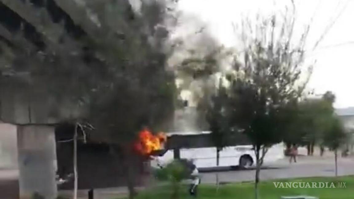 Arde autobús de pasajeros en Gómez Palacio, Durango