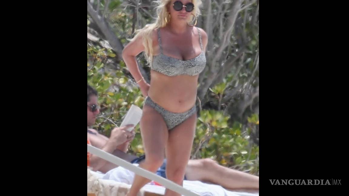 $!Jessica Simpson toma el sol y luce irreconocible