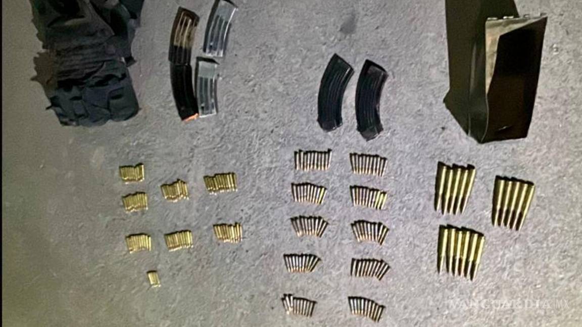 $!Al presunto se le aseguraron armas y municiones lo cual quedó a disposición de la Fiscalía General de la República (FGR).