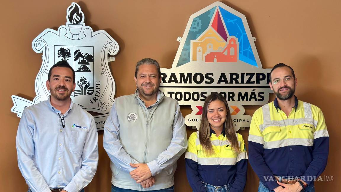 $!Representantes de empresas y autoridades municipales discuten estrategias para el desarrollo industrial de la ciudad.