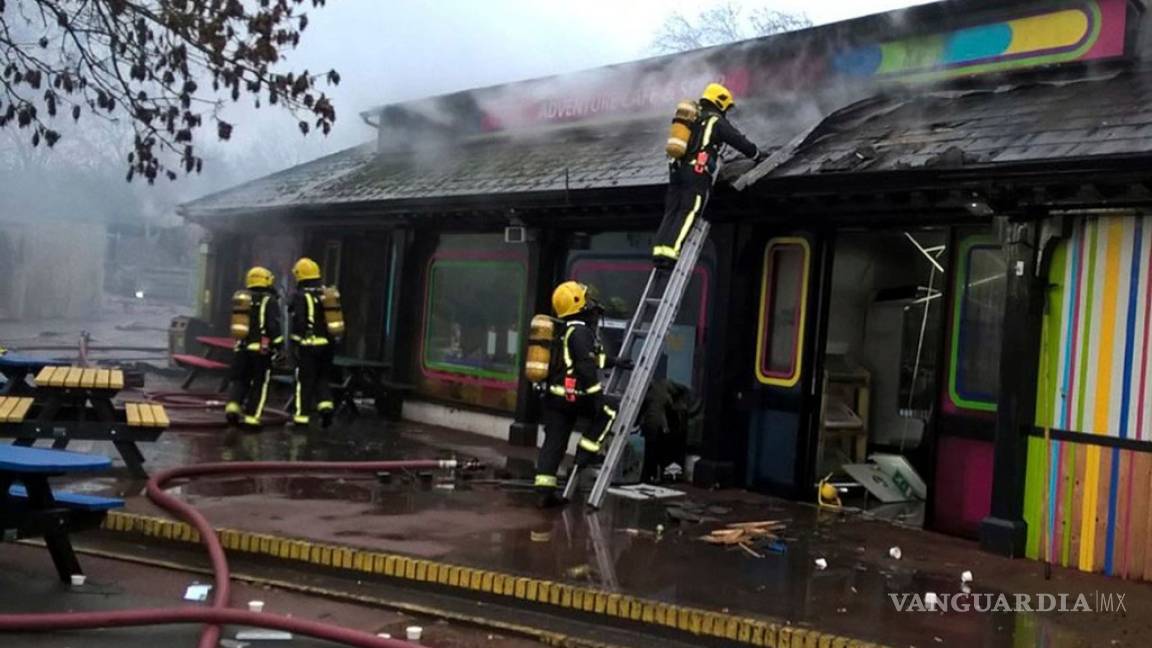 Incendio en zoológico de Londres deja ocho personas afectadas y un animal muerto