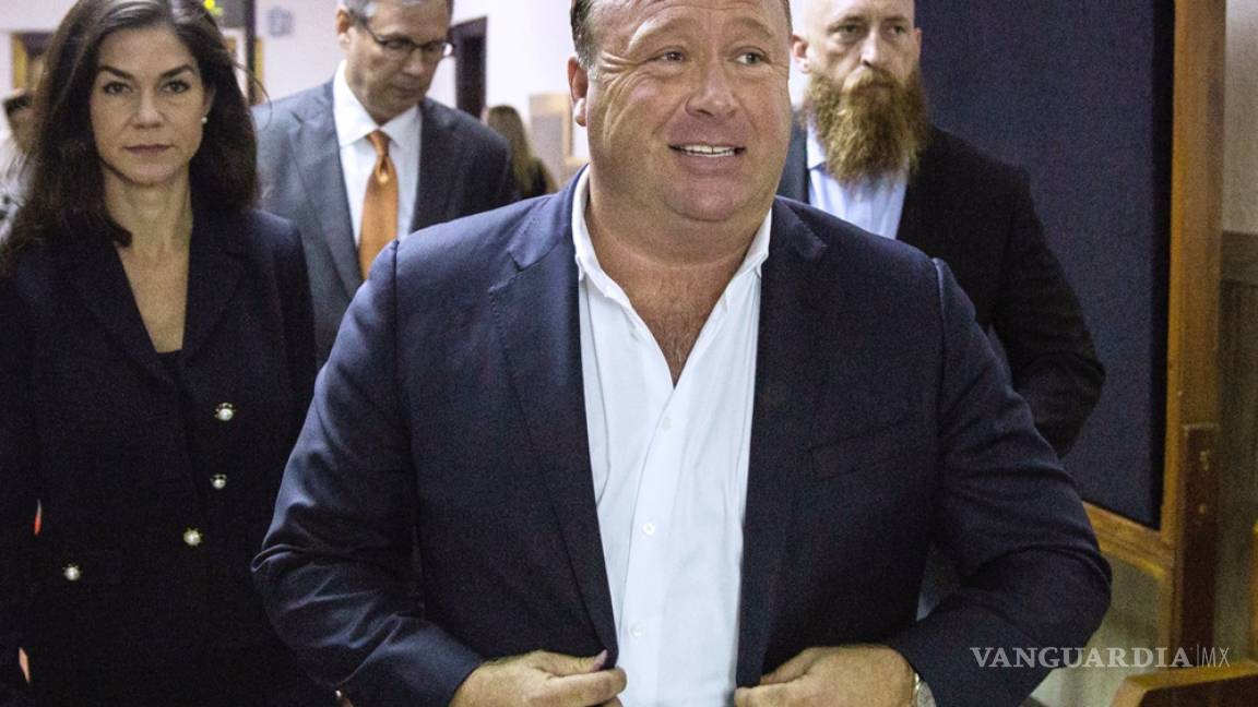 $!Apple y Facebook retiran contenidos de Alex Jones