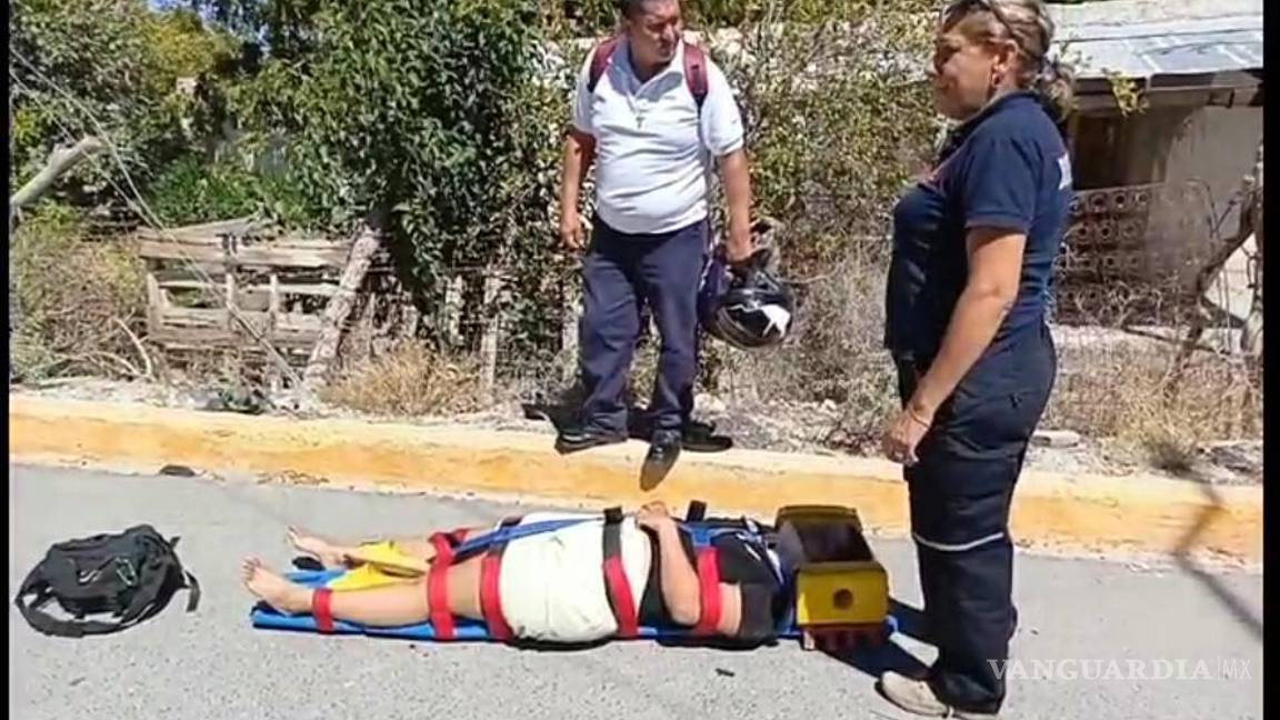 $!Colisión. Una mujer fue una de las víctimas del percance; fue traslada a un hospital para descartar lesiones graves.