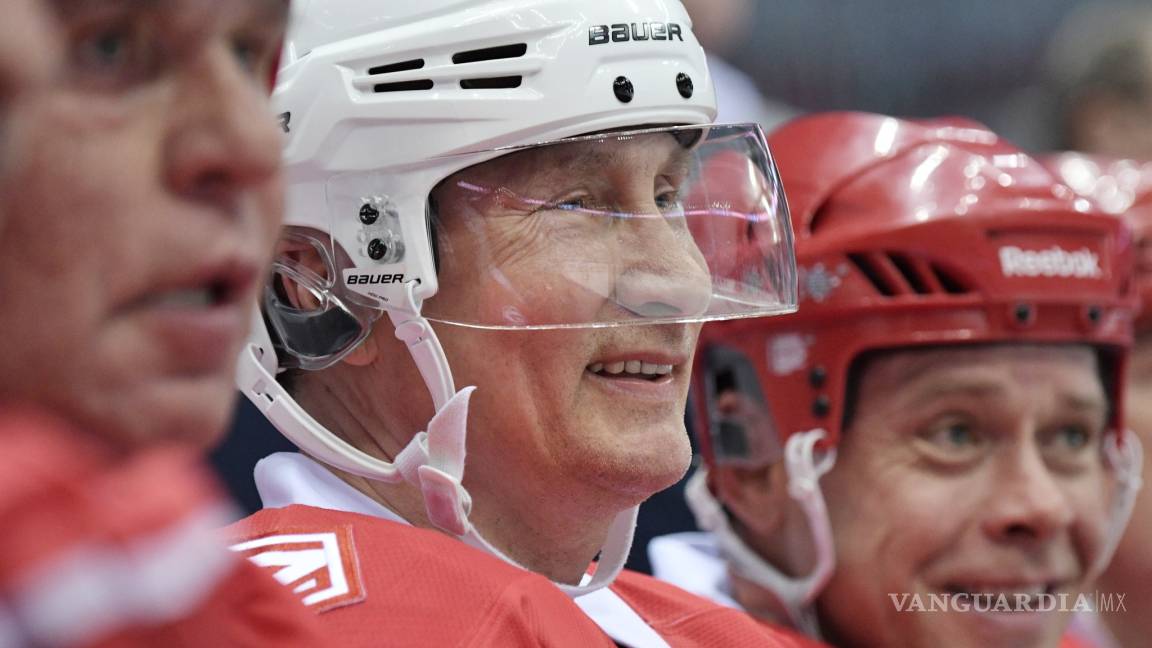 Vladimir Putin se roba los reflectores al marcar cinco goles en juego de hockey