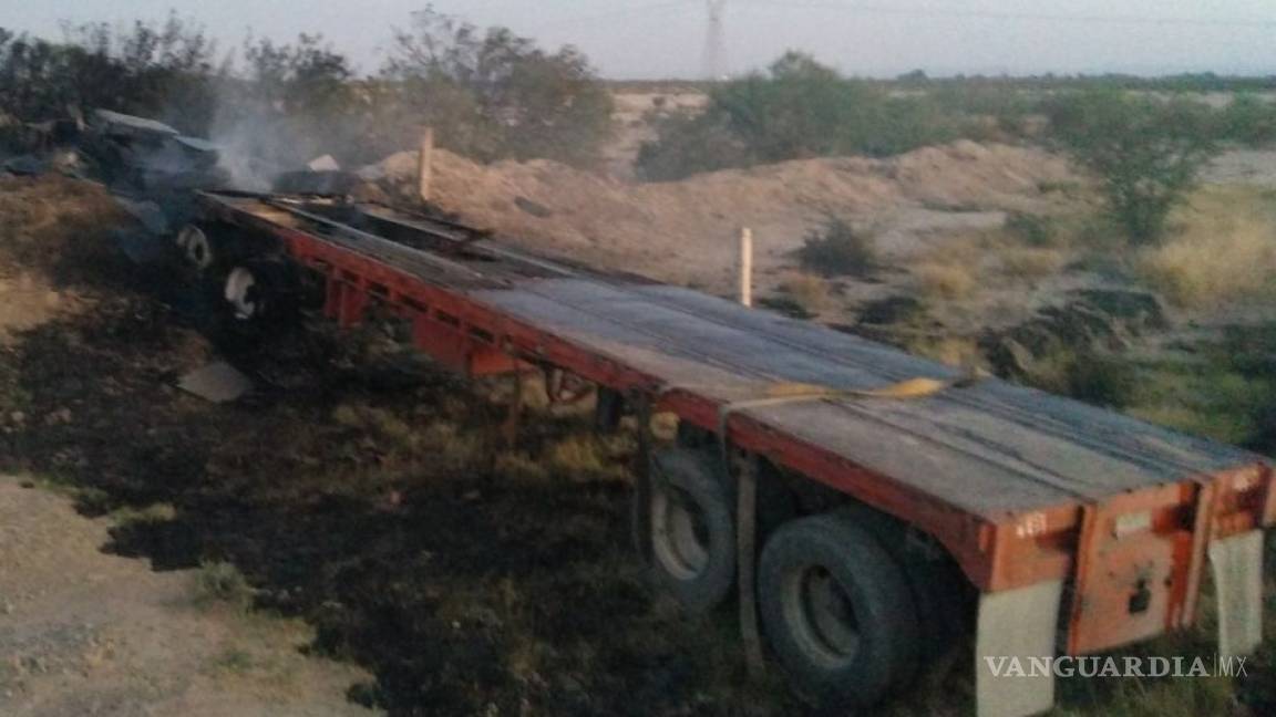 Trailero y acompañante mueren calcinados en la carretera Torreón-Saltillo