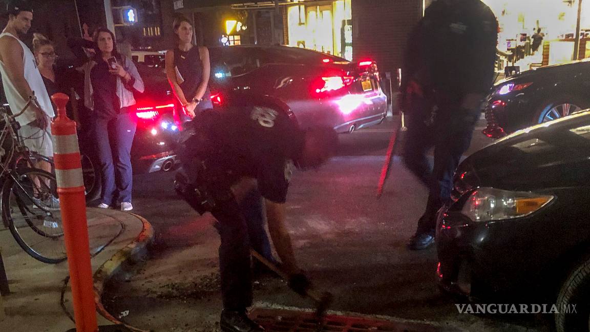 $!Equipo SWAT rescata a patitos de una alcantarilla en Nueva York