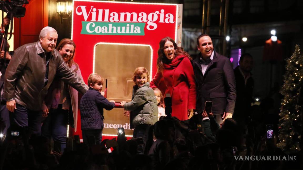 $!El gobernador Manolo Jiménez y su familia encendieron el pino, acompañados del alcalde José María Fraustro.