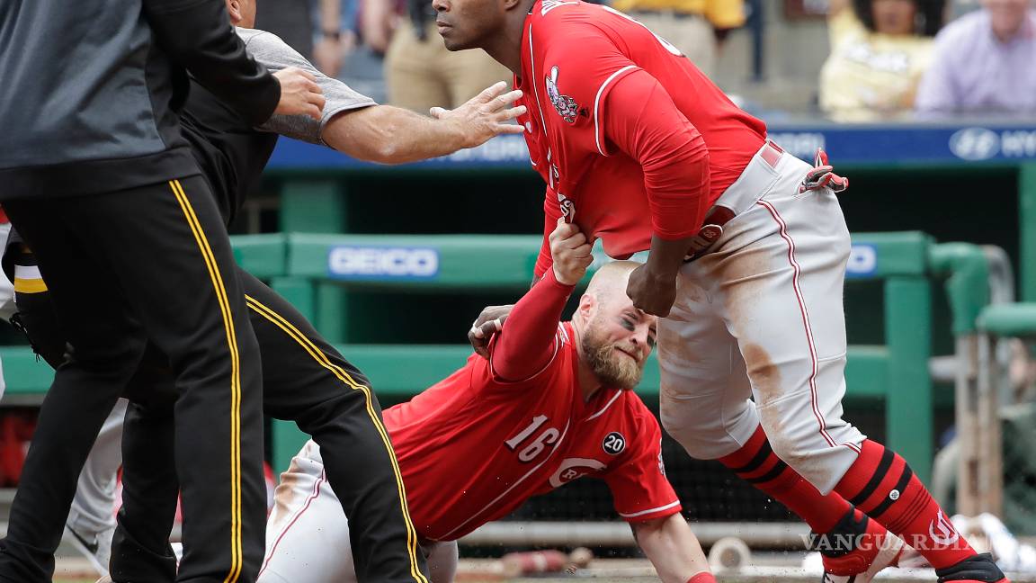 $!En pelea campal entre Piratas y Rojos, Yasiel Puig y otros cuatro peloteros más salen expulsados