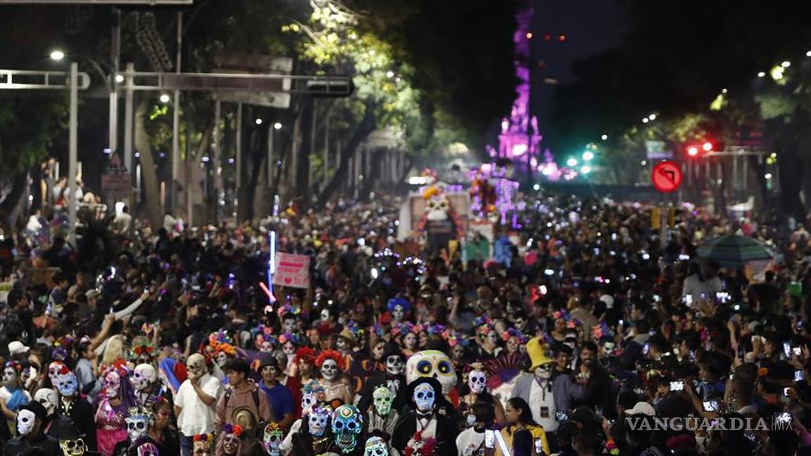 $!Decenas de personas participan en un desfile de catrinas en Ciudad de México (México).