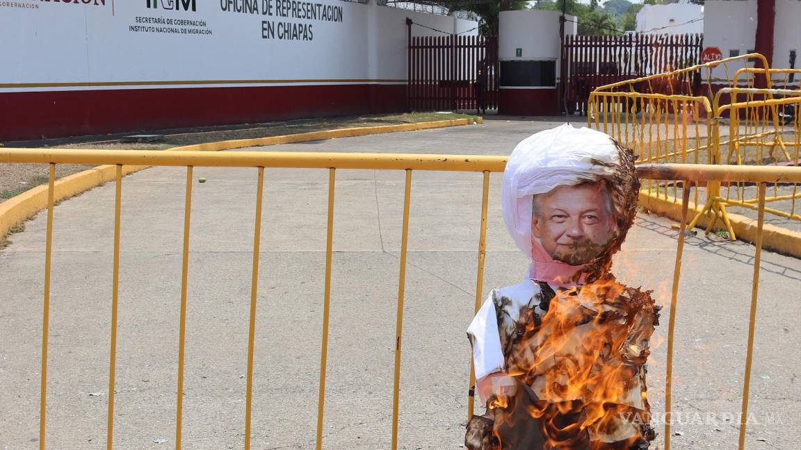 Migrantes protestan por incendio de Ciudad Juárez y queman piñatas de AMLO y Garduño