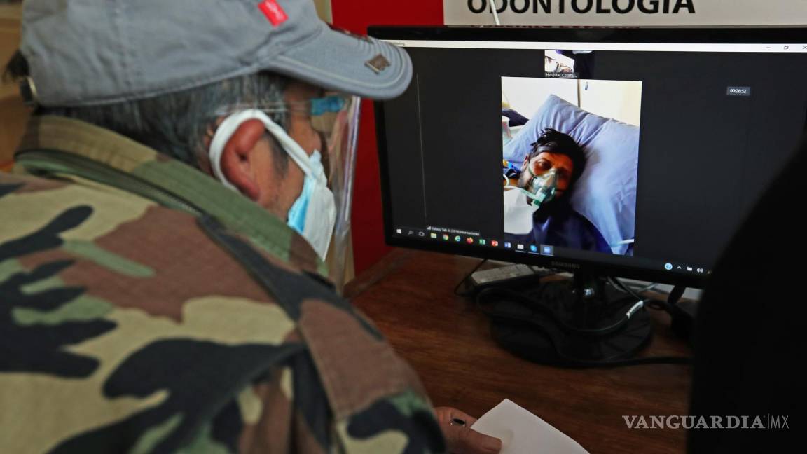 $!7 de julio de 2021. una persona se comunica por una videollamada con un hospitalizado en una cabina en el Hospital Municipal de Cotahuma en La Paz.