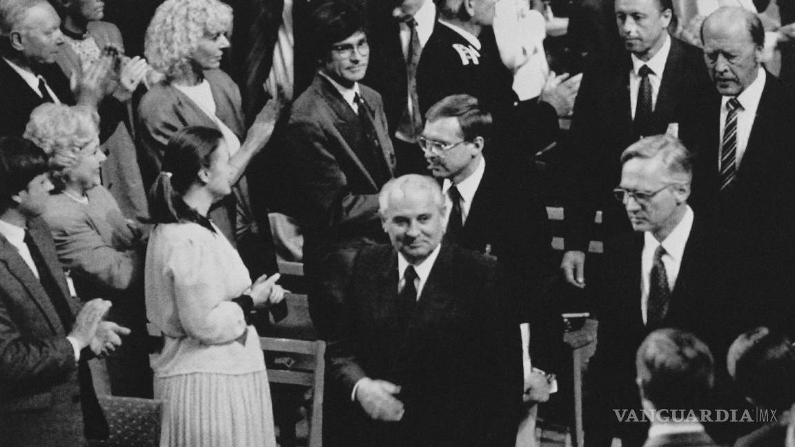$!El presidente soviético Mikhail Gorbachev recibe el aplauso de la audiencia cuando ingresa para pronunciar su conferencia del Nobel de la Paz, el 5 de junio de 1991.