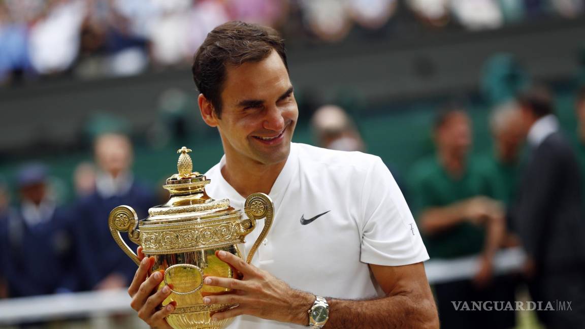 $!Roger Federer sostiene el trofeo luego de su victoria sobre Marin Cilic en la final del Campeonato de Wimbledon el 16 de julio de 2017.