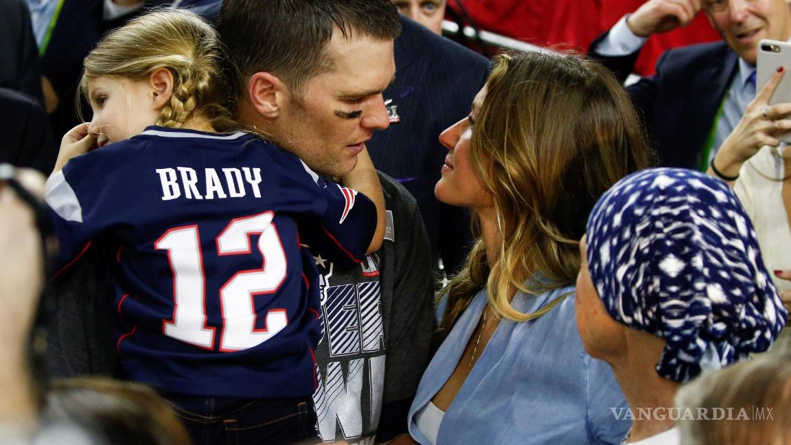 $!El quarterback de los New England Patriots, Tom Brady (c), habla con su esposa, Gisele Bundchen (d), y su hija, Vivian Lake Brady (i). EFE/EPA/Larry W. Smith