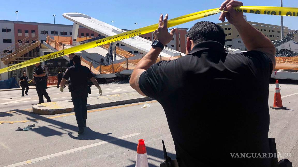 $!Confirman cuatro muertos por derrumbe de puente peatonal en Miami