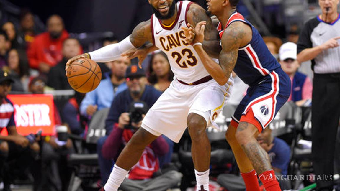 $!LeBron James envía mensaje anti racial en sus tenis