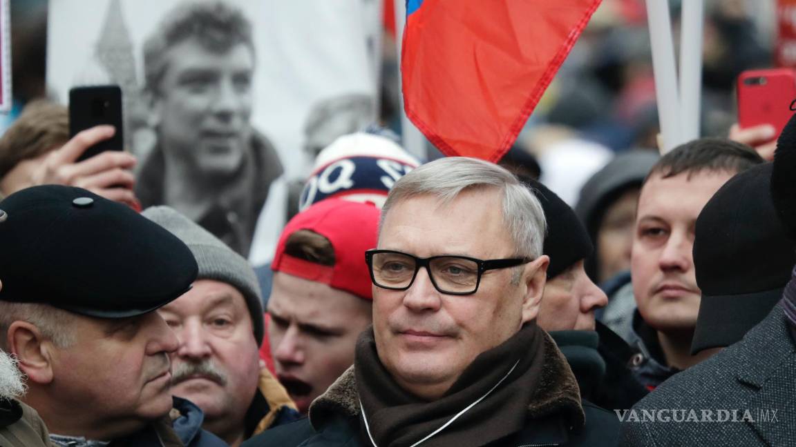 $!El ex primer ministro ruso y líder opositor Mikhail Kasyanov, en el centro, asiste a una marcha en memoria del líder opositor Boris Nemtsov en Moscú, Rusia.